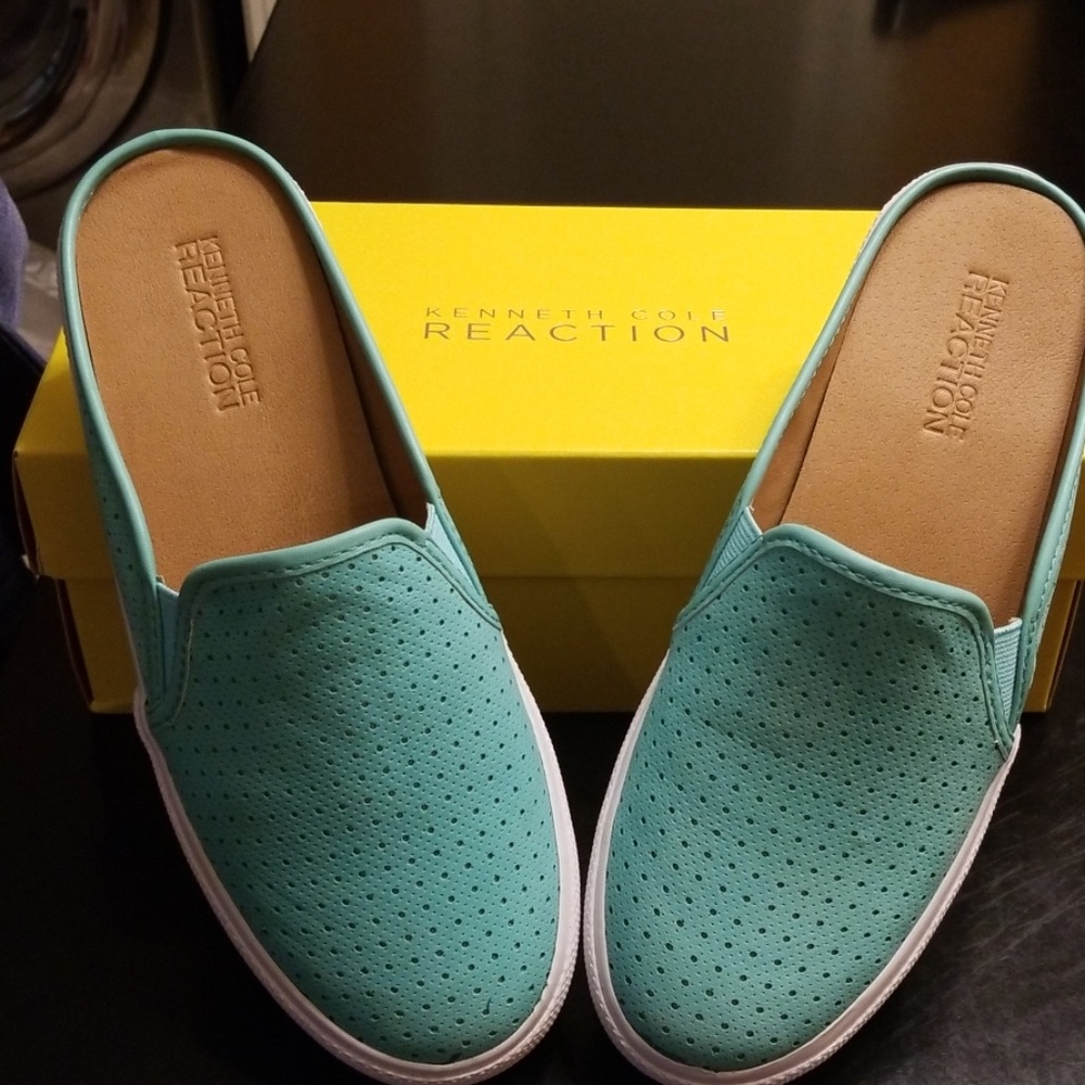 KENNETH COLE REACTION SALT TAY LE SLIDES